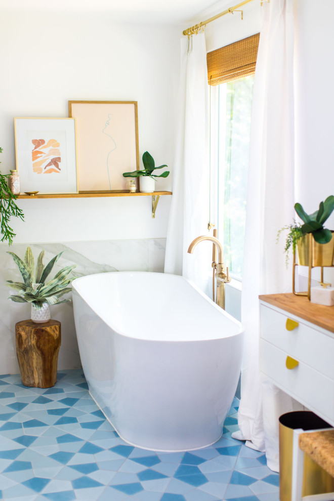 Réalisation d'une salle de bain bohème en bois brun avec une baignoire indépendante, un mur blanc, un sol en carrelage de céramique, un plan de toilette en marbre, un sol bleu et un plan de toilette blanc.