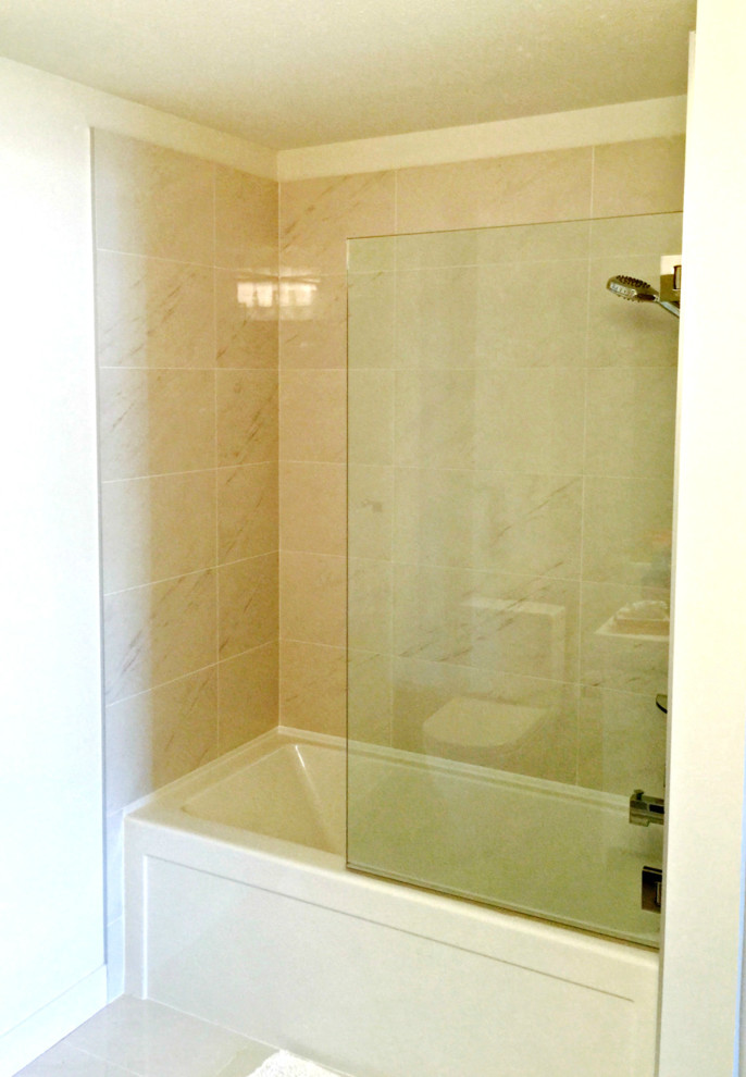 Imagen de cuarto de baño contemporáneo pequeño con bañera encastrada, combinación de ducha y bañera, baldosas y/o azulejos beige, baldosas y/o azulejos de porcelana, paredes blancas y aseo y ducha
