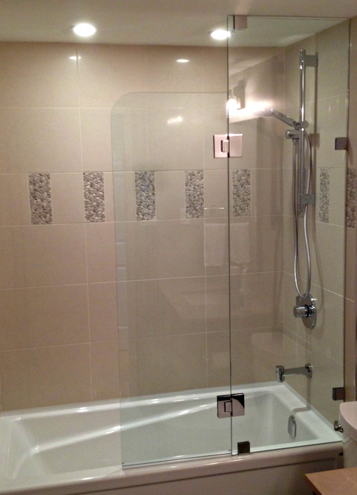 Foto de cuarto de baño actual pequeño con bañera encastrada, combinación de ducha y bañera, baldosas y/o azulejos beige, baldosas y/o azulejos de porcelana y aseo y ducha