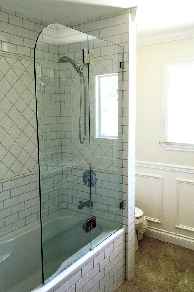 Cette photo montre une petite salle de bain tendance avec une baignoire posée, un combiné douche/baignoire, un carrelage blanc et un carrelage métro.