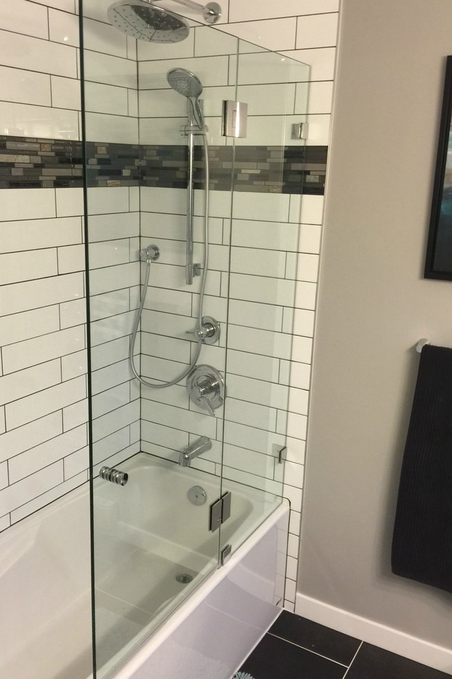 Ispirazione per una piccola stanza da bagno minimal con vasca da incasso, vasca/doccia, piastrelle bianche, piastrelle diamantate e pareti grigie