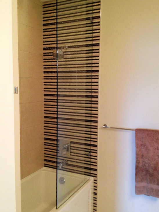 Exempel på ett litet modernt badrum med dusch, med en dusch/badkar-kombination, vit kakel, stenkakel, ett platsbyggt badkar och grå väggar