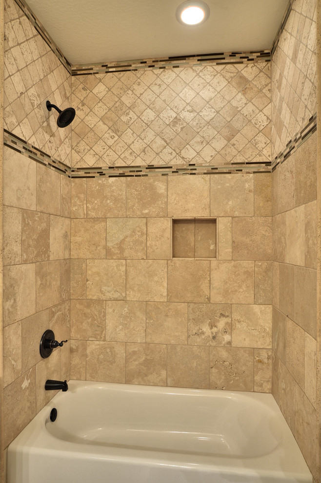 Inspiration för medelhavsstil badrum, med ett badkar i en alkov, en dusch/badkar-kombination och beige kakel