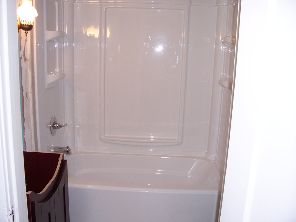 Ejemplo de cuarto de baño actual de tamaño medio con bañera esquinera, ducha esquinera y aseo y ducha