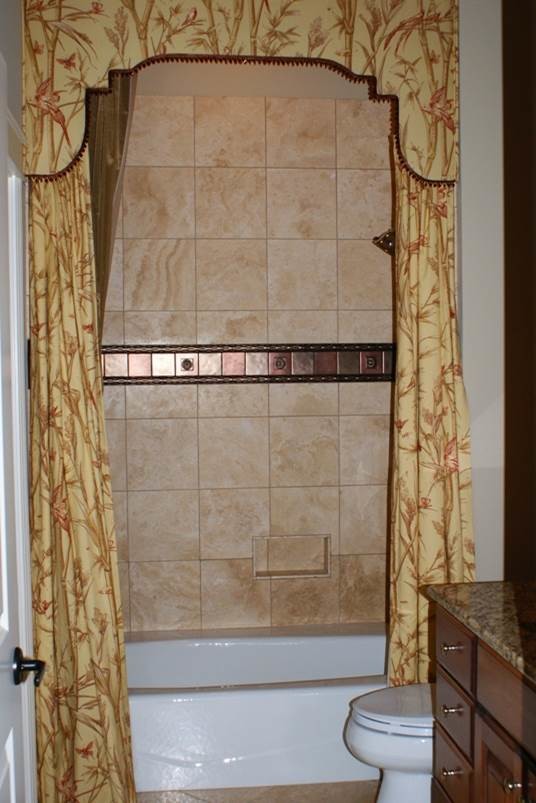 Ispirazione per una stanza da bagno padronale chic di medie dimensioni con vasca da incasso, doccia aperta, piastrelle marroni e piastrelle in pietra