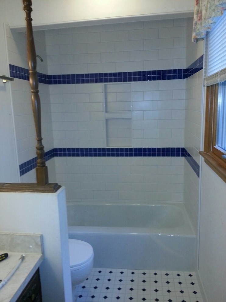 Идея дизайна: ванная комната в классическом стиле с душем над ванной, раздельным унитазом, белой плиткой и плиткой кабанчик
