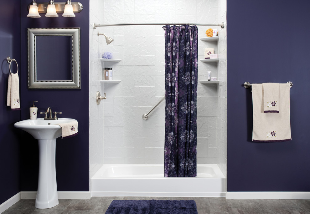Cette image montre une salle de bain principale marine de taille moyenne avec un espace douche bain, un mur violet, un sol en carrelage de porcelaine et un lavabo de ferme.