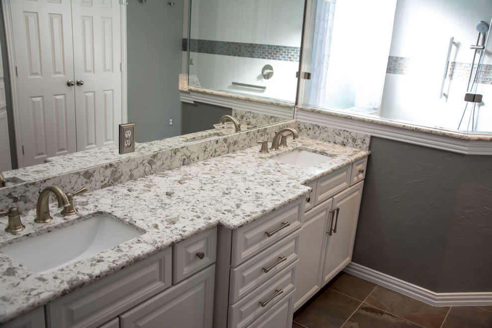 Exempel på ett klassiskt en-suite badrum, med ett undermonterad handfat, luckor med upphöjd panel, vita skåp, bänkskiva i kvarts, en öppen dusch, flerfärgad kakel, porslinskakel, grå väggar och klinkergolv i porslin