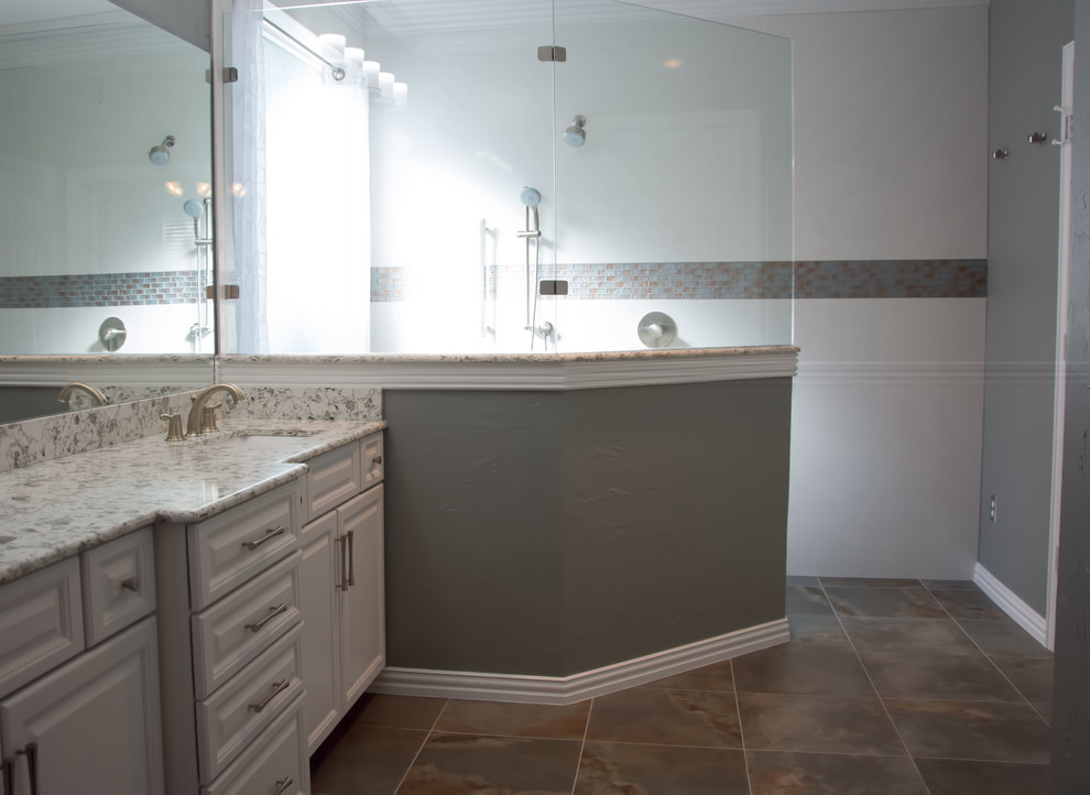 Exempel på ett stort klassiskt en-suite badrum, med ett undermonterad handfat, luckor med upphöjd panel, vita skåp, bänkskiva i kvarts, en öppen dusch, flerfärgad kakel, porslinskakel, grå väggar och klinkergolv i porslin