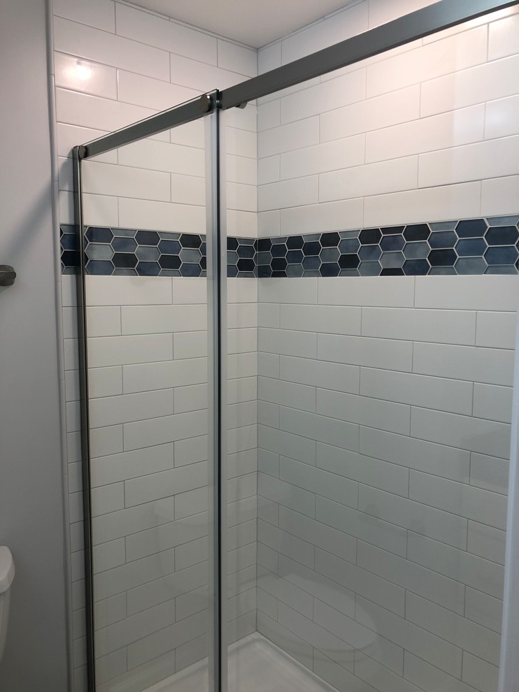 Exemple d'une petite salle de bain moderne avec un placard à porte shaker, des portes de placard blanches, WC séparés, un carrelage blanc, des carreaux de céramique, un mur blanc, un sol en carrelage de porcelaine, un lavabo encastré, un plan de toilette en granite, un sol gris, une cabine de douche à porte coulissante et un plan de toilette bleu.