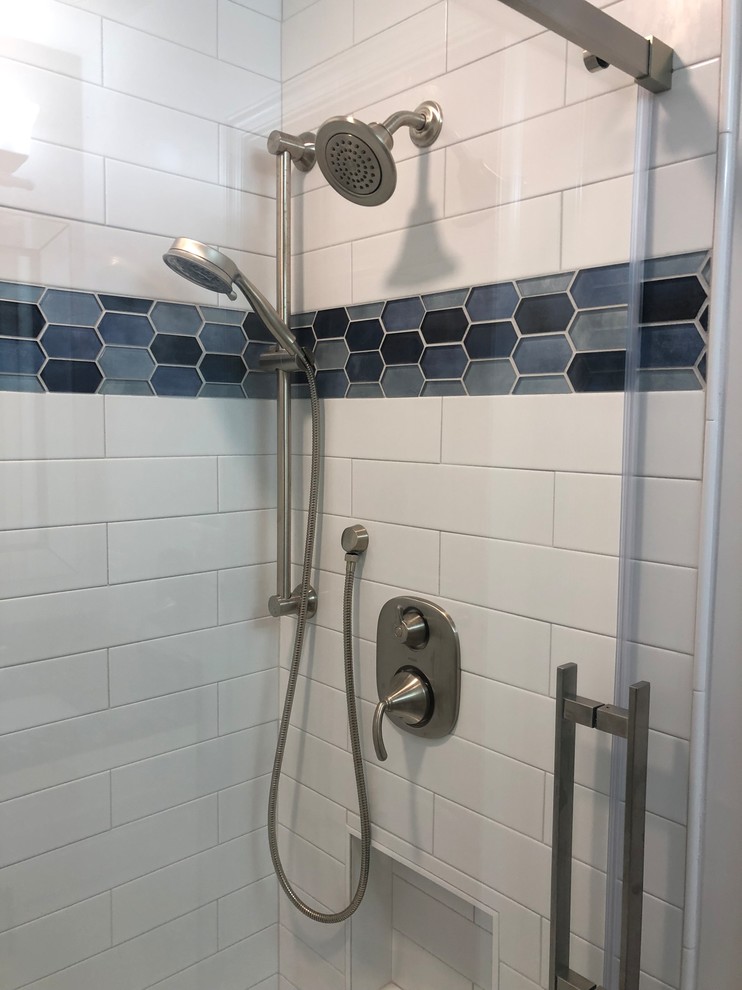 Idée de décoration pour une petite salle de bain minimaliste avec un placard à porte shaker, des portes de placard blanches, WC séparés, un carrelage blanc, des carreaux de céramique, un mur blanc, un sol en carrelage de porcelaine, un lavabo encastré, un plan de toilette en granite, un sol gris, une cabine de douche à porte coulissante et un plan de toilette bleu.