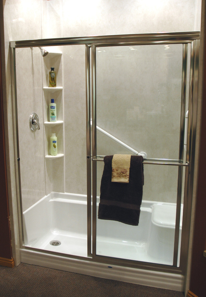Идея дизайна: ванная комната среднего размера в стиле неоклассика (современная классика) с душем в нише и душем с раздвижными дверями