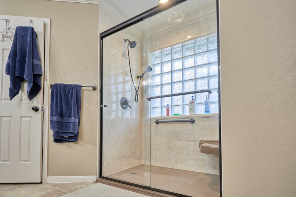 Idéer för ett mellanstort klassiskt en-suite badrum, med en dusch i en alkov, beige kakel och dusch med skjutdörr