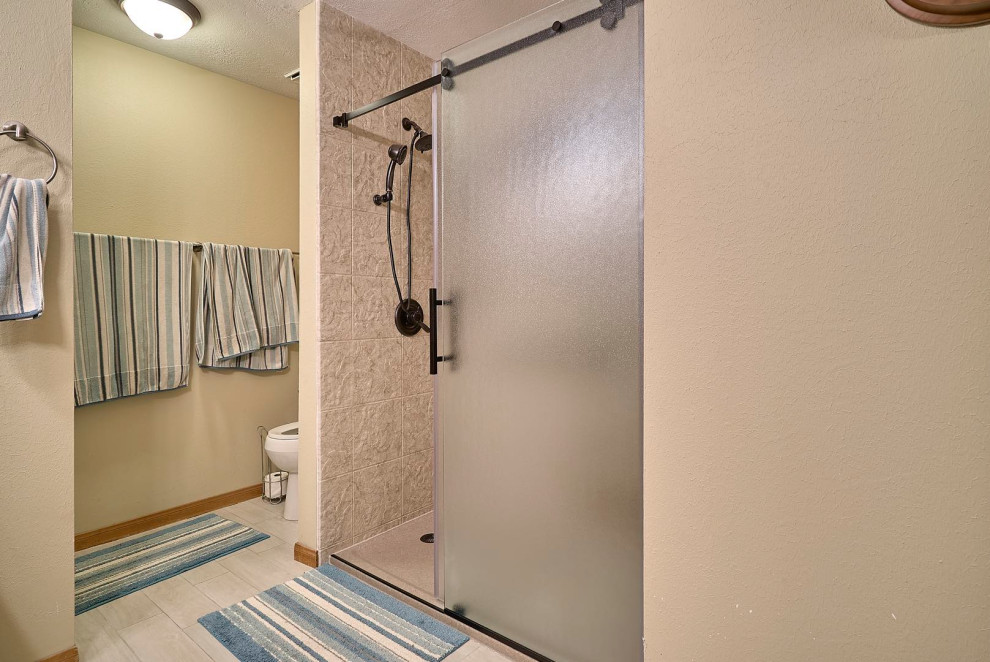 На фото: главная ванная комната среднего размера в классическом стиле с душем в нише, бежевой плиткой и душем с раздвижными дверями с