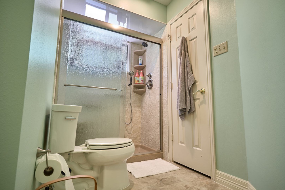 Cette photo montre une douche en alcôve principale chic de taille moyenne avec un carrelage beige et une cabine de douche à porte coulissante.