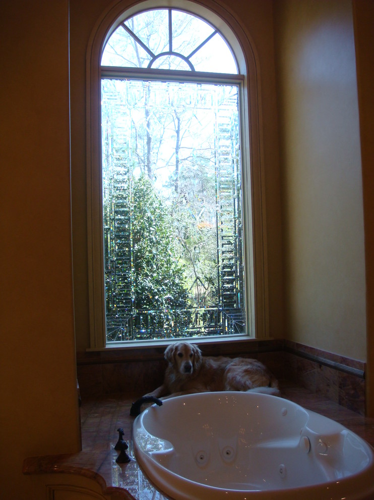Inredning av ett stort en-suite badrum, med en jacuzzi, brun kakel, stenkakel och beige väggar
