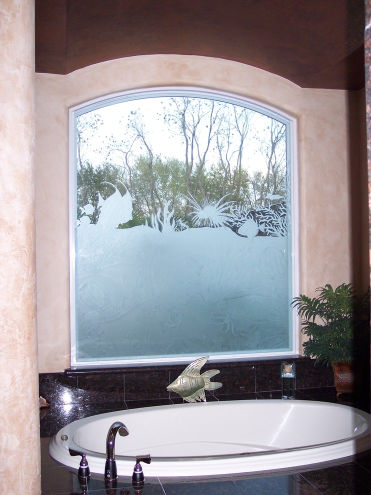 Идея дизайна: главная ванная комната среднего размера в морском стиле с накладной ванной, коричневой плиткой, плиткой из листового камня и бежевыми стенами