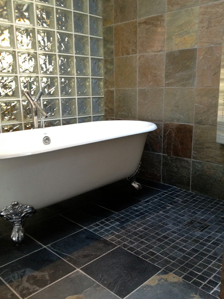 Foto di una stanza da bagno tradizionale con doccia a filo pavimento