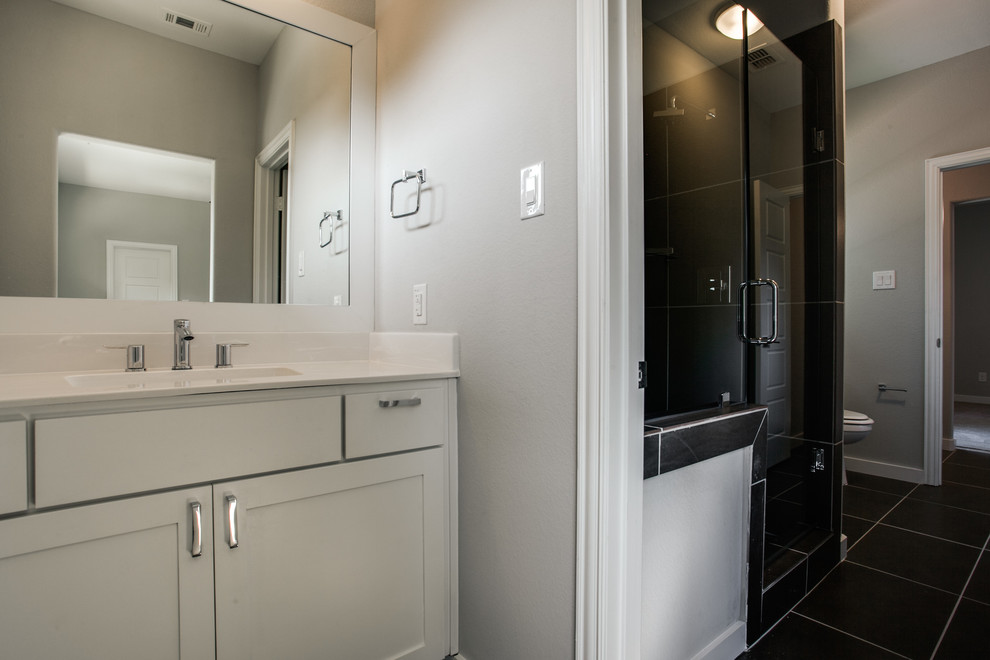 Cette image montre une douche en alcôve minimaliste de taille moyenne pour enfant avec un placard à porte shaker, des portes de placard blanches et un mur blanc.