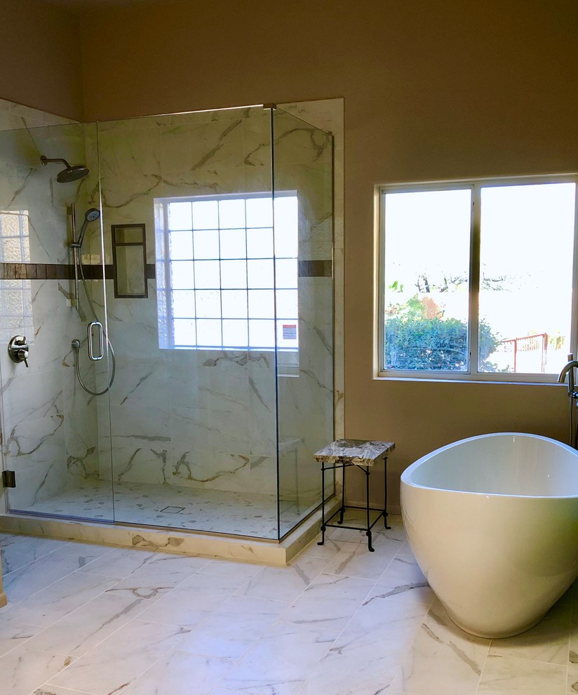 Стильный дизайн: большая главная ванная комната в стиле неоклассика (современная классика) с фасадами с выступающей филенкой, темными деревянными фасадами, отдельно стоящей ванной, угловым душем, унитазом-моноблоком, белой плиткой, оранжевыми стенами, врезной раковиной, столешницей из гранита, белым полом, душем с распашными дверями и разноцветной столешницей - последний тренд