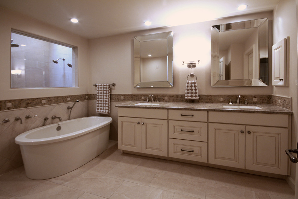 Klassisches Badezimmer mit freistehender Badewanne, offener Dusche und Wandtoilette in Phoenix