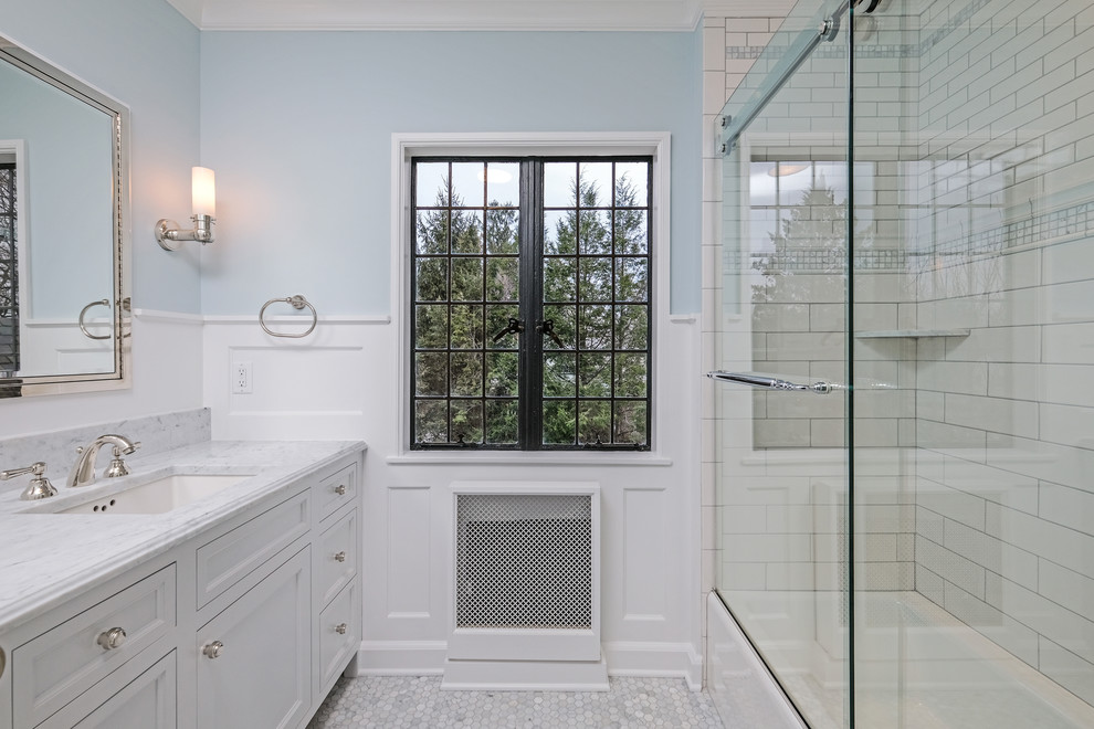 Свежая идея для дизайна: детская ванная комната среднего размера в классическом стиле с фасадами с декоративным кантом, белыми фасадами, ванной в нише, душем над ванной, раздельным унитазом, белой плиткой, керамической плиткой, синими стенами, мраморным полом, врезной раковиной, мраморной столешницей, белым полом, душем с раздвижными дверями и белой столешницей - отличное фото интерьера