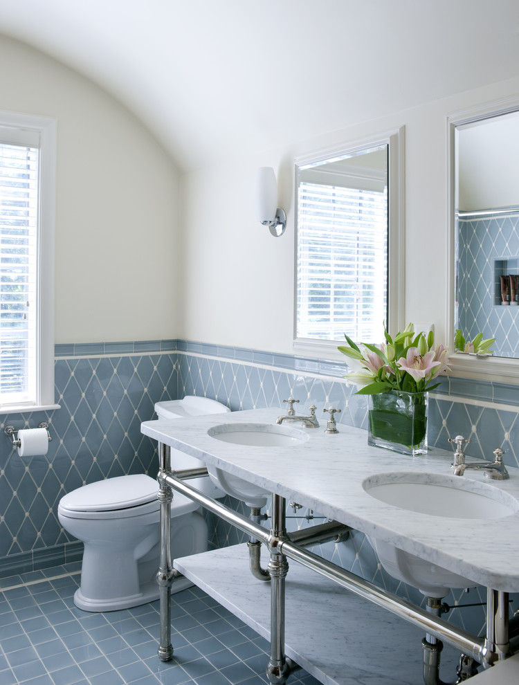 Idéer för att renovera ett vintage badrum, med marmorbänkskiva