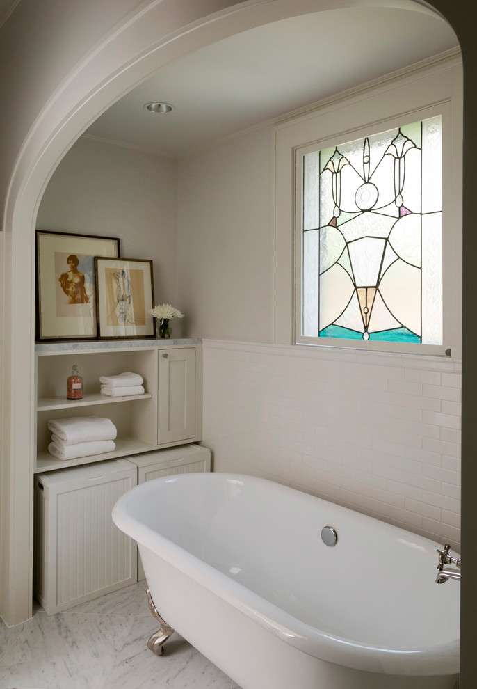 Bild på ett mellanstort vintage en-suite badrum, med öppna hyllor, vita skåp, ett badkar med tassar, vit kakel, vita väggar, marmorgolv, vitt golv, tunnelbanekakel och marmorbänkskiva
