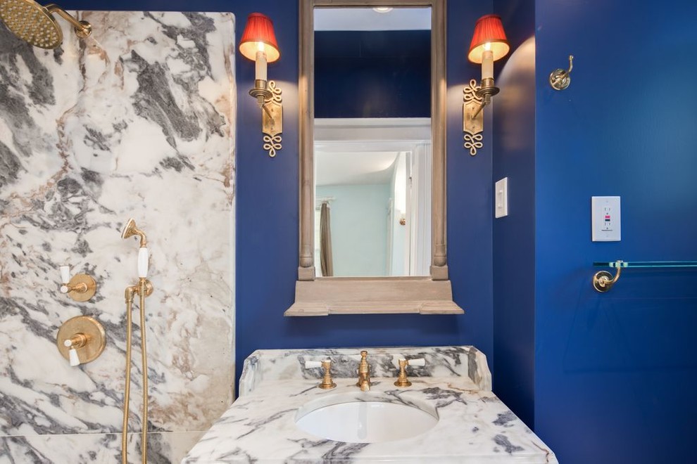 Идея дизайна: главная ванная комната среднего размера в классическом стиле с синими стенами и мраморной столешницей