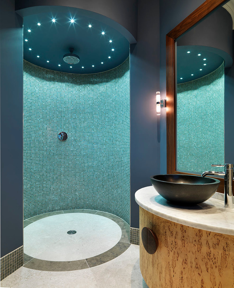 Modernes Badezimmer mit blauen Fliesen, grünen Fliesen, farbigen Fliesen, Mosaikfliesen, blauer Wandfarbe, Aufsatzwaschbecken, Duschnische, offener Dusche und flächenbündigen Schrankfronten in Sonstige