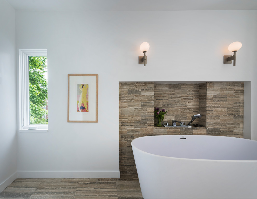 Immagine di una stanza da bagno padronale minimalista con vasca freestanding, piastrelle beige, piastrelle in travertino, pareti bianche, pavimento in travertino e pavimento beige