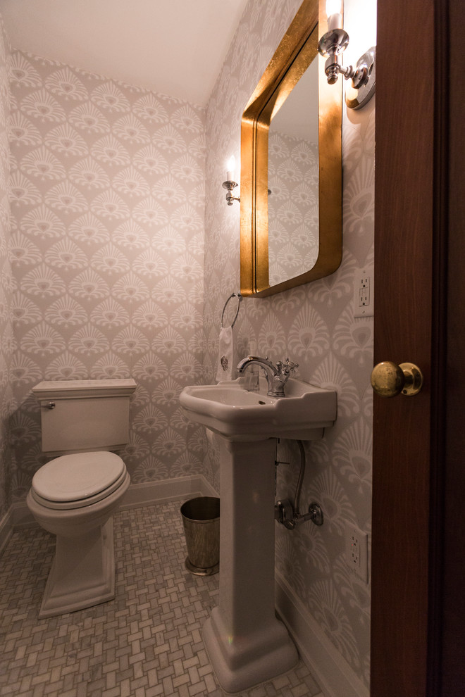 На фото: маленькая ванная комната в современном стиле с унитазом-моноблоком, серыми стенами, полом из мозаичной плитки, душевой кабиной, раковиной с пьедесталом и столешницей из искусственного камня для на участке и в саду