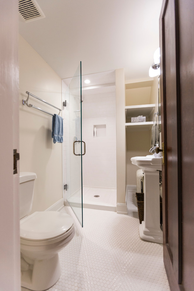 Esempio di una stanza da bagno con doccia tradizionale di medie dimensioni con doccia alcova, WC monopezzo, piastrelle bianche, piastrelle in gres porcellanato, pareti beige, pavimento con piastrelle a mosaico, lavabo a colonna e top in superficie solida