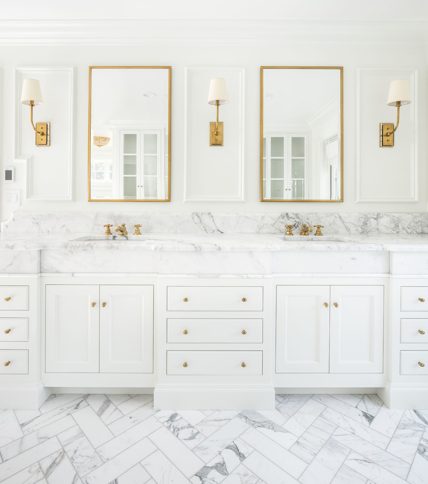 Стильный дизайн: главная ванная комната в классическом стиле с фасадами с утопленной филенкой, белыми фасадами, белыми стенами, врезной раковиной, белым полом и белой столешницей - последний тренд