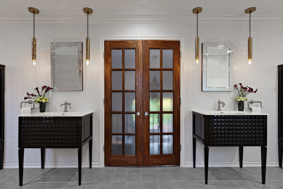 他の地域にある広いトランジショナルスタイルのおしゃれなマスターバスルーム (コンクリートの床、白い壁、フラットパネル扉のキャビネット) の写真