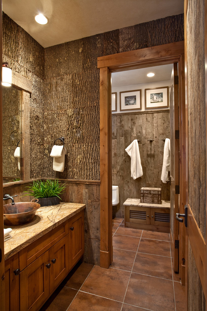 Cette image montre une salle de bain chalet en bois brun avec une vasque et un placard à porte shaker.