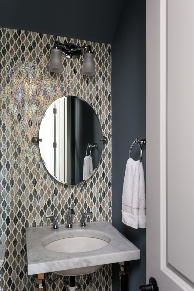 Idéer för ett litet klassiskt badrum, med en toalettstol med separat cisternkåpa, flerfärgad kakel, glaskakel, blå väggar, ett väggmonterat handfat och marmorbänkskiva