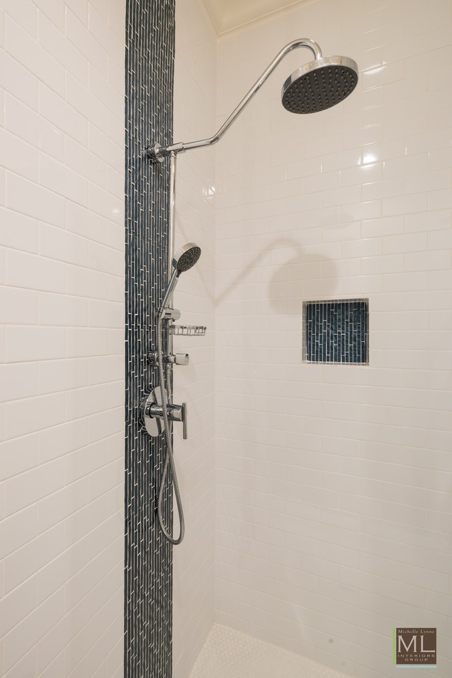 Idéer för stora vintage badrum med dusch, med luckor med glaspanel, gula skåp, ett fristående badkar, en hörndusch, en toalettstol med hel cisternkåpa, grå kakel, vita väggar, klinkergolv i keramik, ett nedsänkt handfat och bänkskiva i kvarts