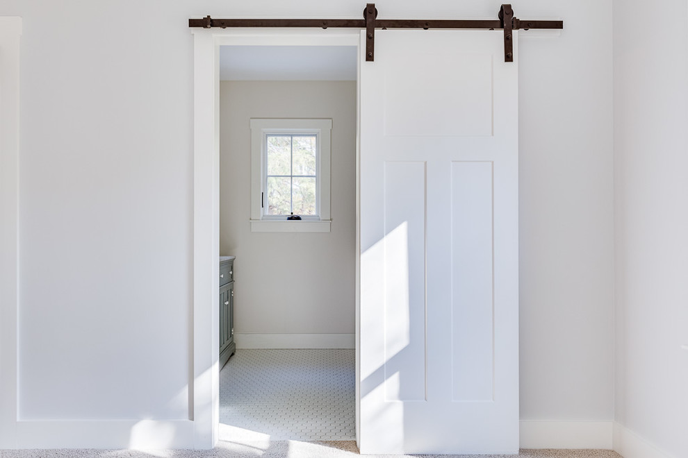 На фото: главная ванная комната в стиле кантри с открытым душем, белой плиткой, плиткой кабанчик, белыми стенами и врезной раковиной