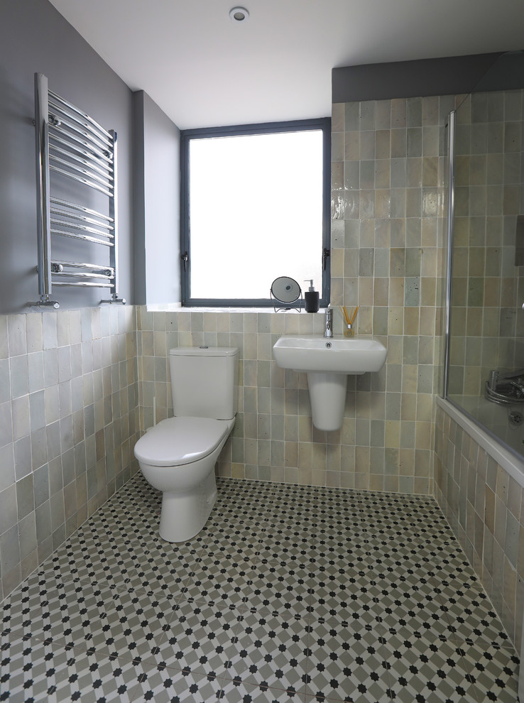 Foto de cuarto de baño infantil rústico con bañera encastrada, combinación de ducha y bañera, baldosas y/o azulejos blancos, baldosas y/o azulejos de cemento, suelo de azulejos de cemento y suelo gris