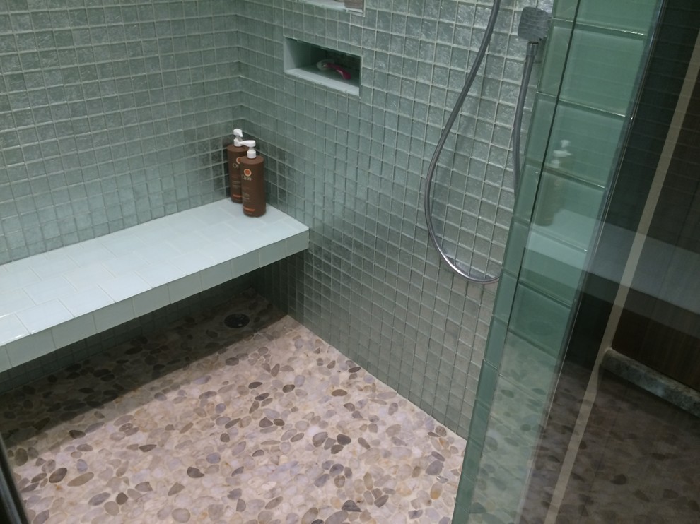 Foto de cuarto de baño principal moderno con baldosas y/o azulejos de vidrio