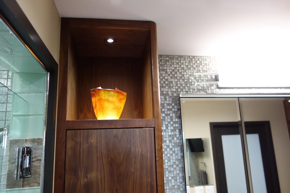 Mittelgroßes Modernes Badezimmer mit flächenbündigen Schrankfronten, hellbraunen Holzschränken und Granit-Waschbecken/Waschtisch in Sonstige