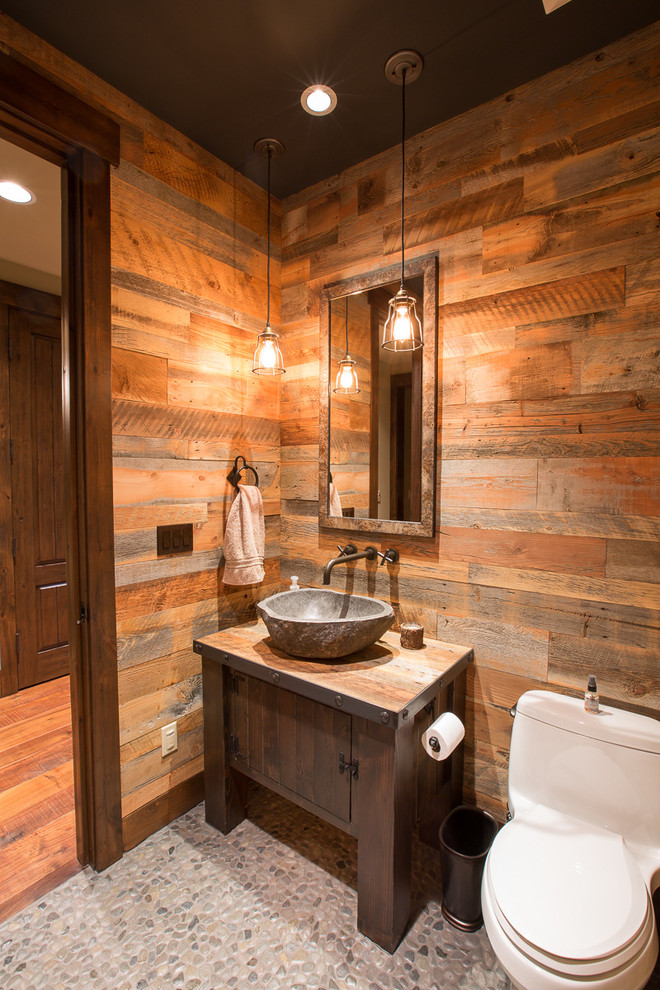 Rustikales Duschbad mit Toilette mit Aufsatzspülkasten, brauner Wandfarbe und grauem Boden in Seattle