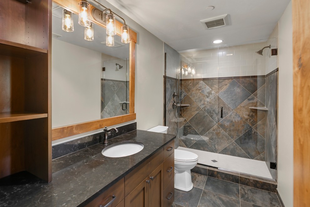 Стильный дизайн: ванная комната в стиле рустика с фасадами с утопленной филенкой, темными деревянными фасадами, угловым душем, черно-белой плиткой, белыми стенами, душевой кабиной, коричневым полом и душем с раздвижными дверями - последний тренд