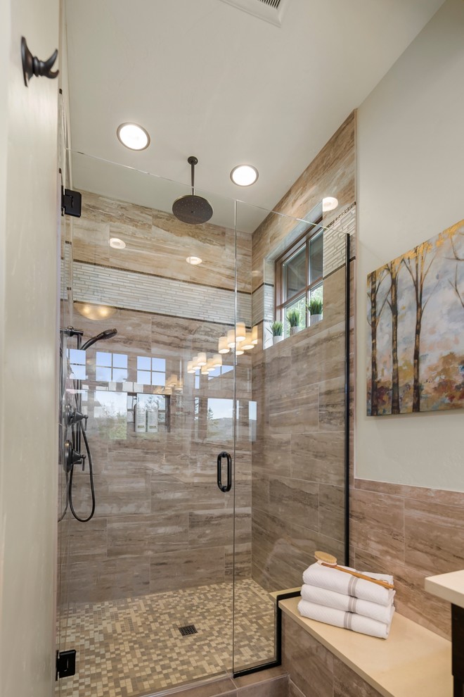 Ejemplo de cuarto de baño principal rústico con ducha esquinera, baldosas y/o azulejos marrones, paredes blancas, suelo gris y ducha con puerta con bisagras