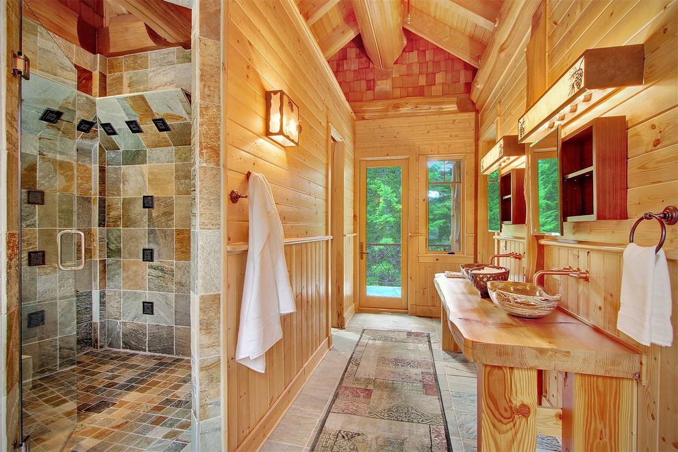 Идея дизайна: большая главная ванная комната в стиле рустика с открытыми фасадами, фасадами цвета дерева среднего тона, угловым душем, коричневыми стенами, столешницей из дерева, ванной в нише и душем с распашными дверями