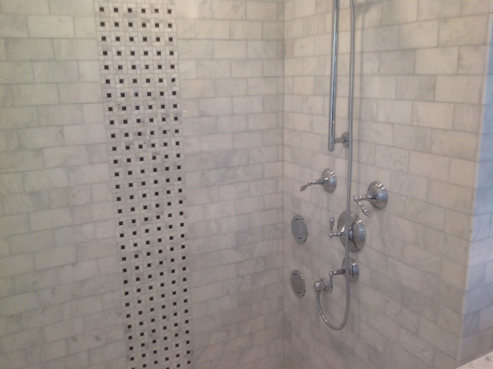 Ispirazione per una piccola stanza da bagno padronale tradizionale con doccia aperta, piastrelle grigie, piastrelle in pietra, pavimento con piastrelle a mosaico e top in marmo