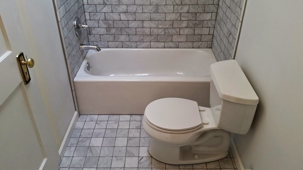 Idee per una piccola stanza da bagno classica con consolle stile comò, ante bianche, WC a due pezzi, piastrelle grigie, pareti bianche e pavimento in marmo