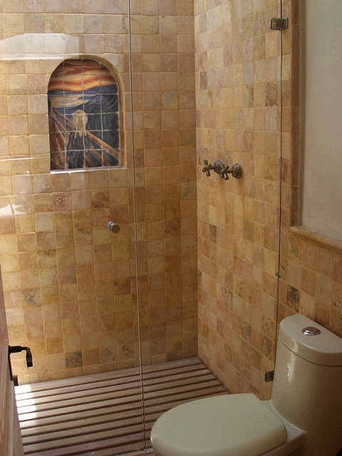 На фото: ванная комната в стиле рустика с каменной плиткой с