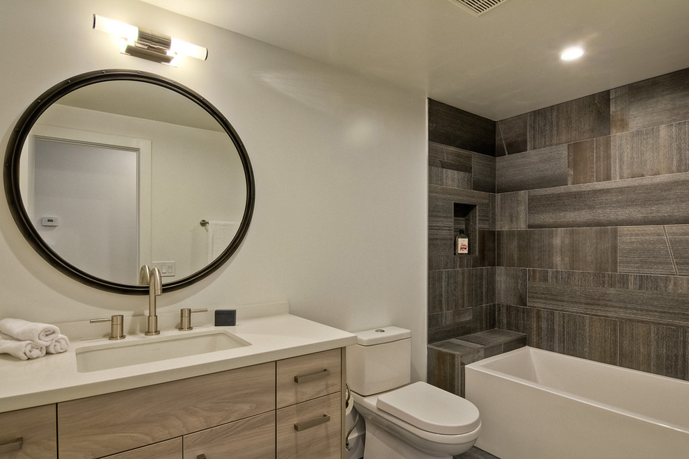 Modernes Duschbad mit flächenbündigen Schrankfronten, hellen Holzschränken, Badewanne in Nische, Duschbadewanne, Toilette mit Aufsatzspülkasten, braunen Fliesen, Porzellanfliesen und weißer Wandfarbe in San Diego